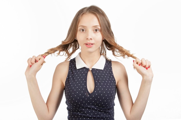 Foto a menina guarda o cabelo das mãos