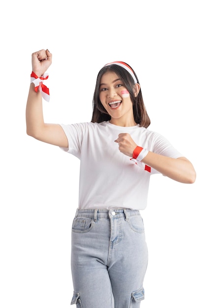 A menina indonésia comemora o dia da independência indonésia o 17 de agosto isolado sobre o fundo branco