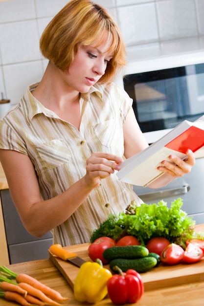 A menina lê um livro de receitas