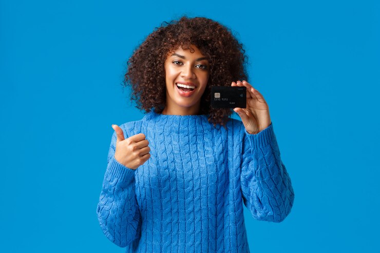 Foto a menina moderna nova satisfeita obteve a conta bancária, depósito aberto, usando o serviço de reembolso