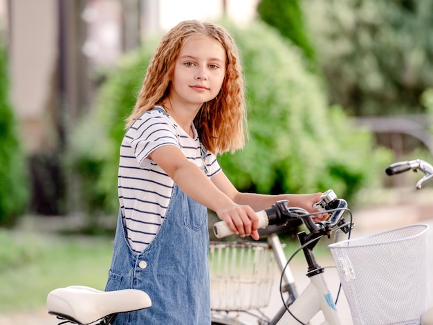 A menina monta uma scooter de pontapé