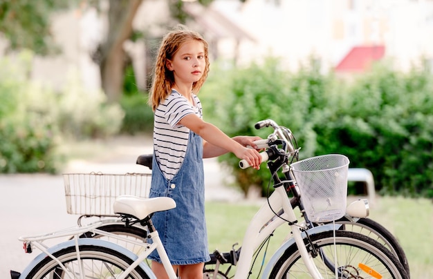 A menina monta uma scooter de pontapé