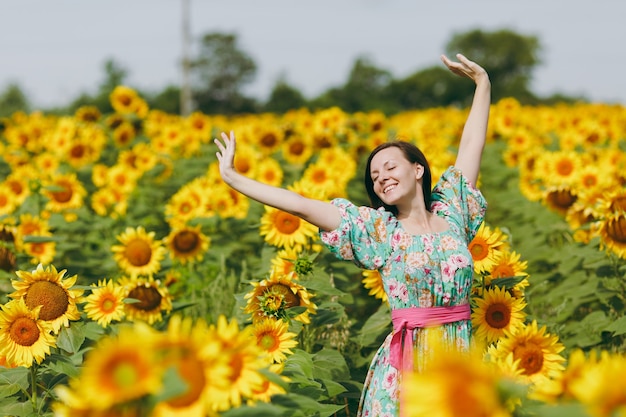 A menina morena em um campo de girassóis