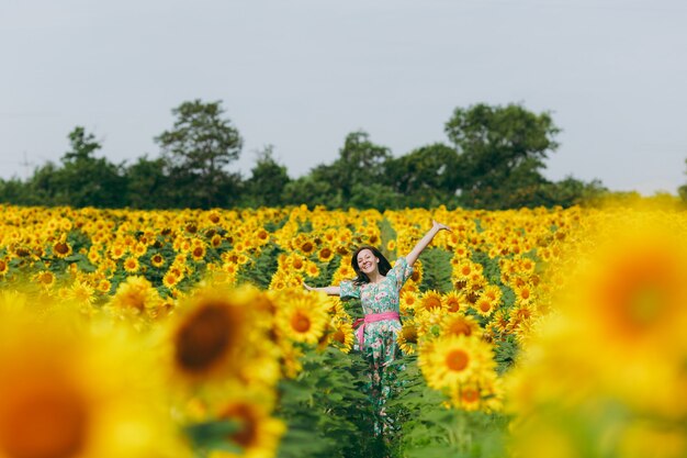 A menina morena em um campo de girassóis