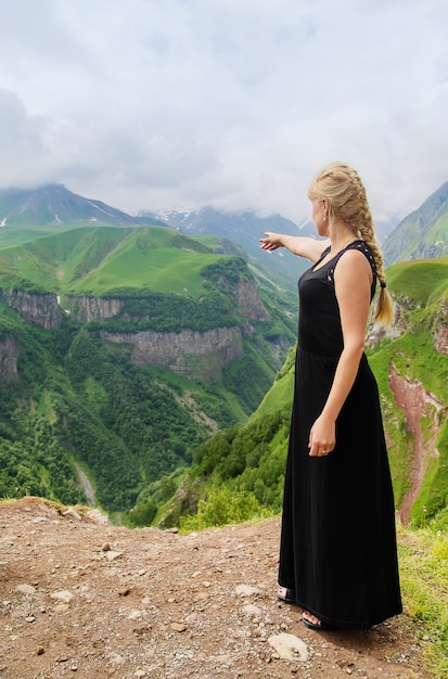 A menina olha para as montanhas da Geórgia.