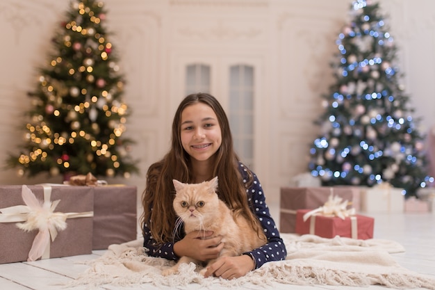 A menina passa as férias de natal com seu gato