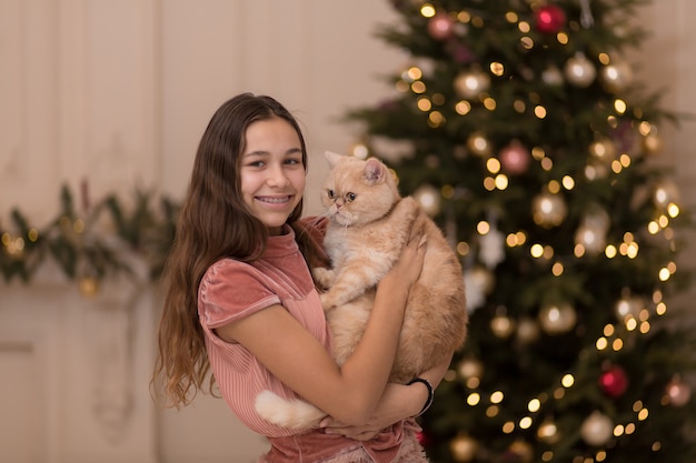 A menina passa as férias de Natal com seu gato