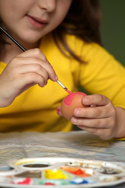 A menina pintou ovos de páscoa