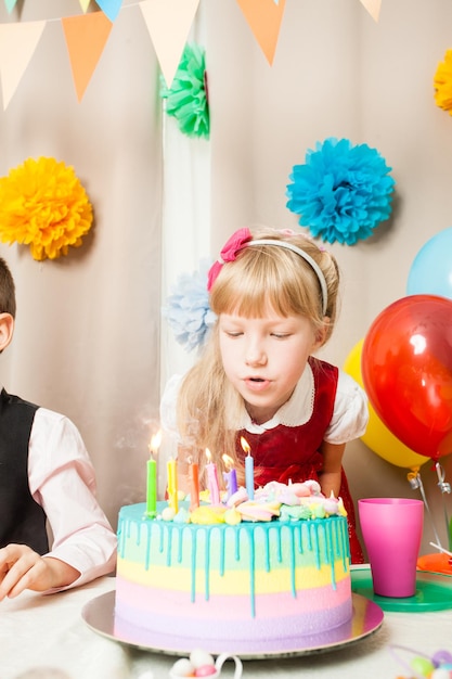 A menina quer fazer um pedido antes de soprar velas