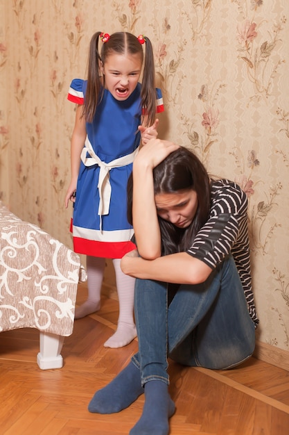 A menina repreendeu a mãe.