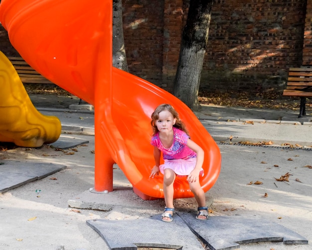 A menina rolou da colina no playground