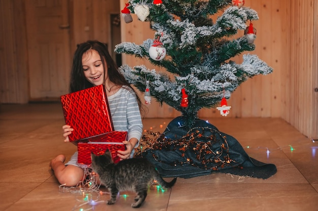 a menina se surpreende ao abrir presentes de natal