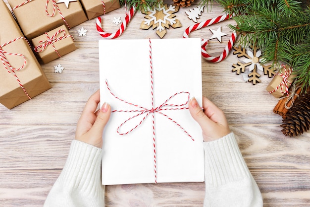 A menina segura cartas de Natal infantil, cartas de Natal com caixa de presente e decoração de Natal