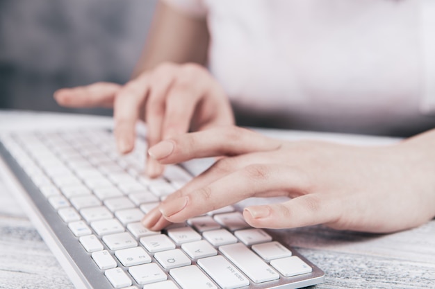 A menina trabalha com um computador.