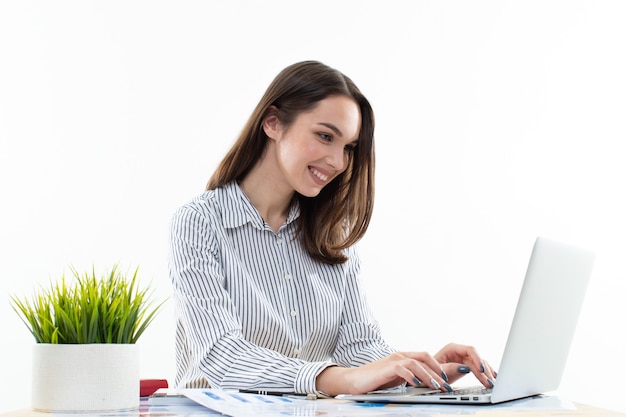 A menina trabalha no computador no escritório