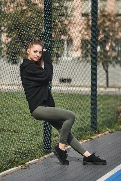 Foto a menina veio para a quadra para jogar bola.