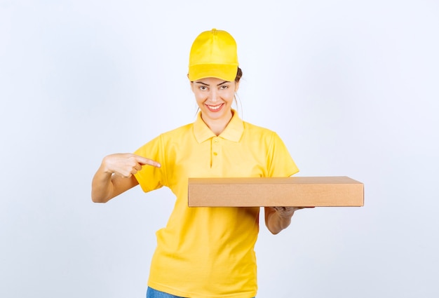 A mensageira de uniforme amarelo entregou um pacote de papelão no endereço correto.