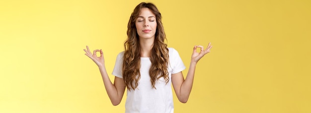 Foto a mente afasta os problemas garota om cantando meditação feche os olhos sorrindo encantado encontrou a paz rela