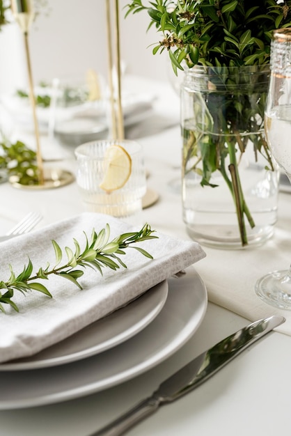 A mesa de casamento definindo vista de alto ângulo decoração de mesa de casamento com rosas brancas e buxo