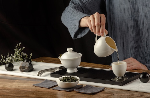 Foto a mesa de chá com instrumentos bules xícaras de panqueca e chá shen puer