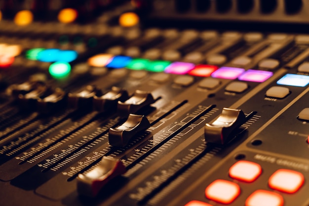 Foto a mesa de mixagem profissional para concertos está equipada com faders de alta precisão e longo curso. fechar-se