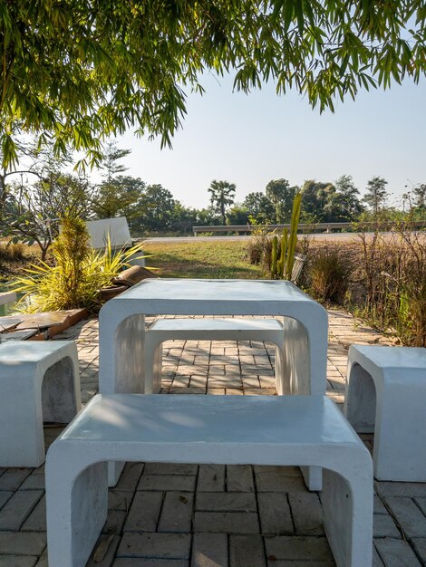 Foto a mesa e a cadeira de terraço estão colocadas no terraço.