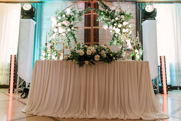 A mesa está lindamente decorada com flores e toalhas de mesa para a decoração do casamento dos noivos
