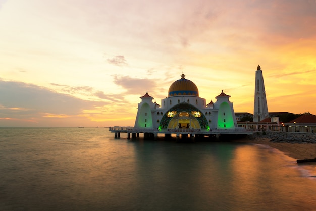 A mesquita do Islã de Malacca é mesquita bonita do Islã em Malacca, Malásia.