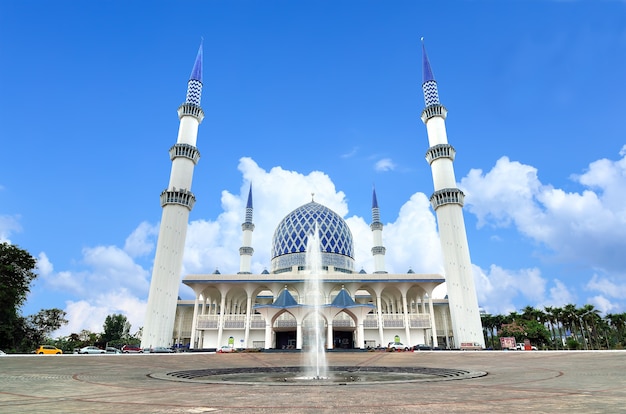 A Mesquita do Sultão Salahuddin Abdul Aziz Shah, também conhecida como Mesquita Azul, é a mesquita estadual de Selangor, na Malásia. Ele está localizado em Shah Alam e é a maior mesquita da Malásia.