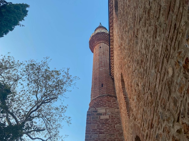 A mesquita islâmica é uma grande mesquita muçulmana para orações, um antigo edifício antigo de tijolos