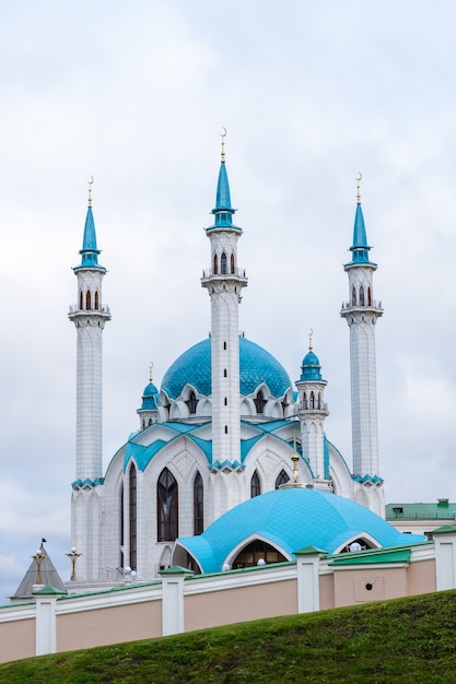 A Mesquita Kol Sharif localizada no Kremlin de Kazan, Tartaristão, Rússia. Uma das maiores mesquitas da Rússia. A mesquita serve de museu. Vista do edifício Manezh no dia nublado.