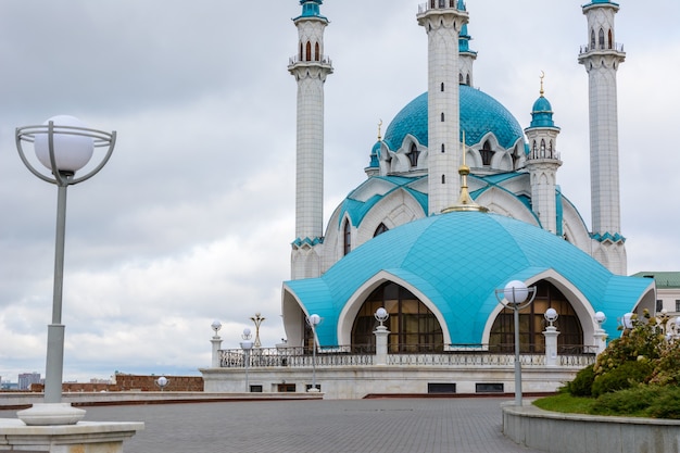 A Mesquita Kol Sharif localizada no Kremlin de Kazan, Tartaristão, Rússia. Uma das maiores mesquitas da Rússia. A mesquita serve de museu. Vista do edifício Manezh no dia nublado.