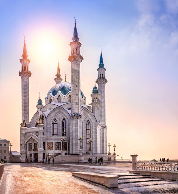 A mesquita Kul Sharif ao sol em Kazan