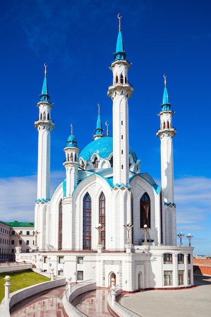 A mesquita Kul Sharif é uma das maiores mesquitas da Rússia. A Mesquita Kul Sharif está localizada na cidade de Kazan, na Rússia.