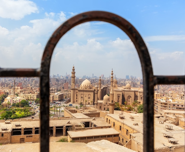 A Mesquita-Madrassa do Sultão Hassan, vista da cerca da Cidadela, Cairo, Egito.