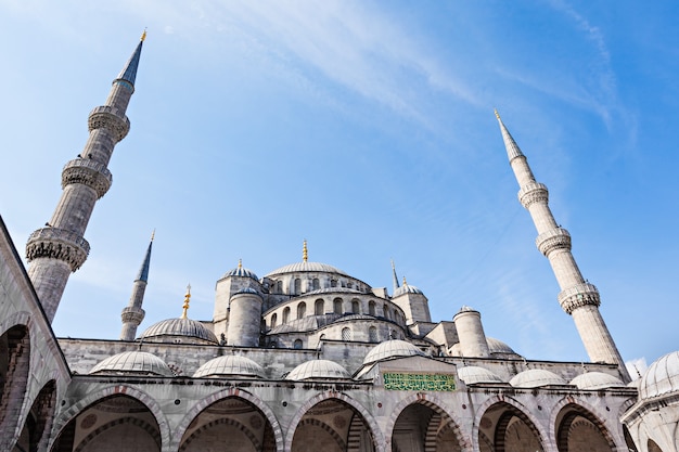 A Mesquita Suleymaniye é uma mesquita imperial otomana em Istambul, Turquia. É a maior mesquita da cidade.