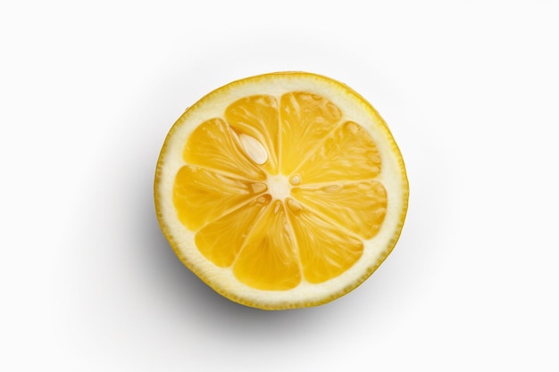 A metade de um limão é mostrada em um fundo branco.