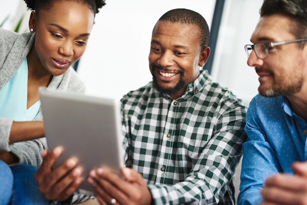 A mídia social aumenta as vendas e a retenção de clientes por meio de interação regular Foto de uma equipe criativa discutindo algo em um tablet digital