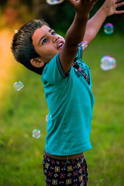 Foto a minha criancinha a brincar no jardim.