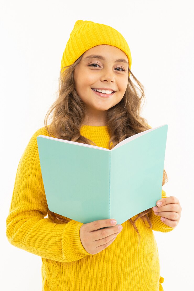 A moça de sorriso está lendo um livro no branco