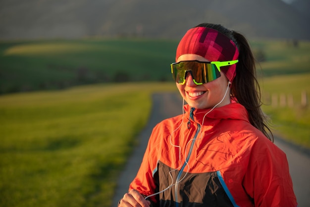 A moça está treinando. Garota corra. Pista de corrida. Esporte. Estilo de vida saudável.