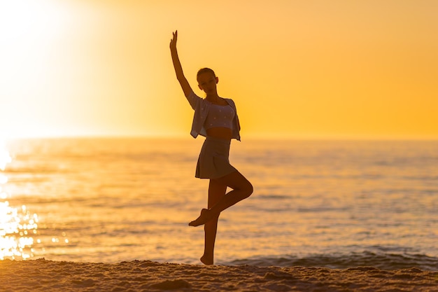 A moça feliz aprecia férias na praia tropical