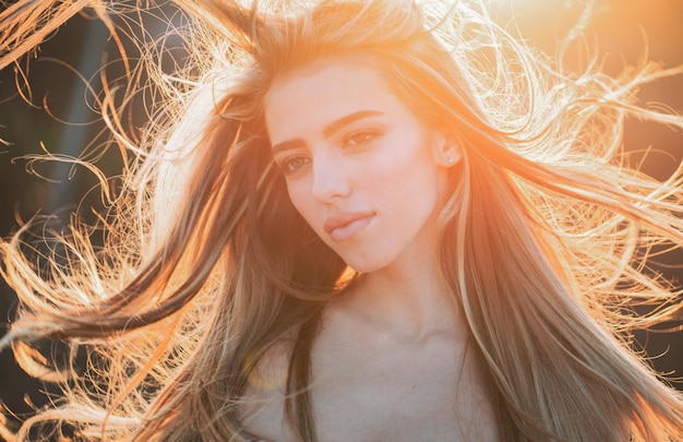 Foto a moda da mulher sexy compõe o cabelo natural longo e saudável