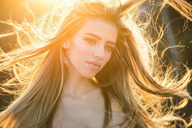 A moda da mulher sexy compõe o cabelo natural longo e saudável