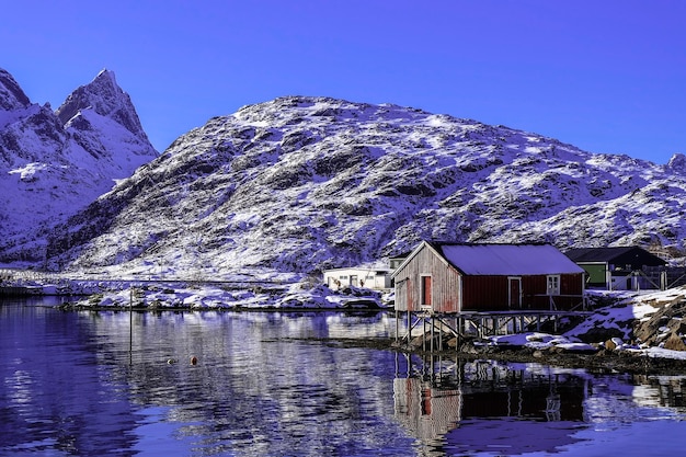 A moderna cabana de pesca ficava em frente à montanha das Ilhas Lofoten em março de 2018