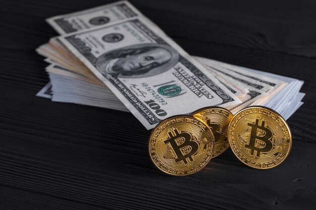 A moeda dourada do bitcoin em dólares americanos fecha-se acima. moeda criptográfica eletrônica