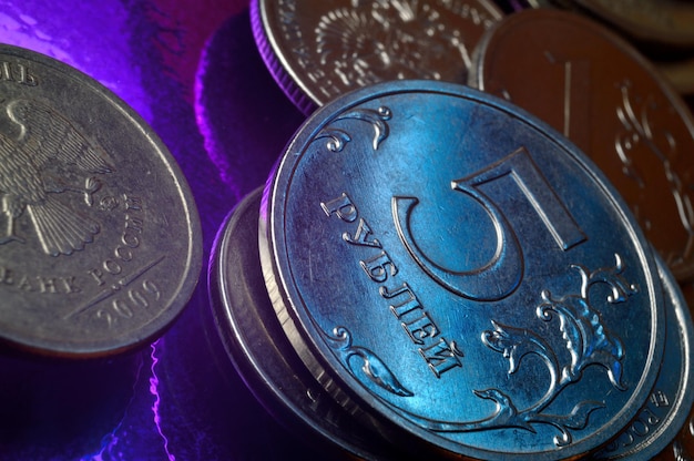 A moeda russa com uma denominação de 5 rublos é destacada em azul. fechar-se.