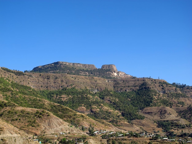 A montanha com uma igreja na cidade de Lalibela, Etiópia