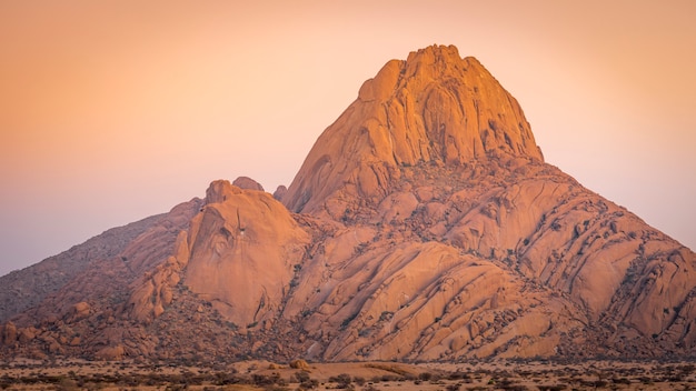 A montanha de Spitzkoppe no nascer do sol em Namíbia em África.