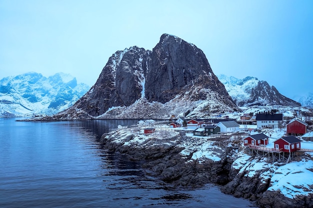 A montanha e as cabanas de pesca na aldeia de Hamnoy nas Ilhas Lofoten